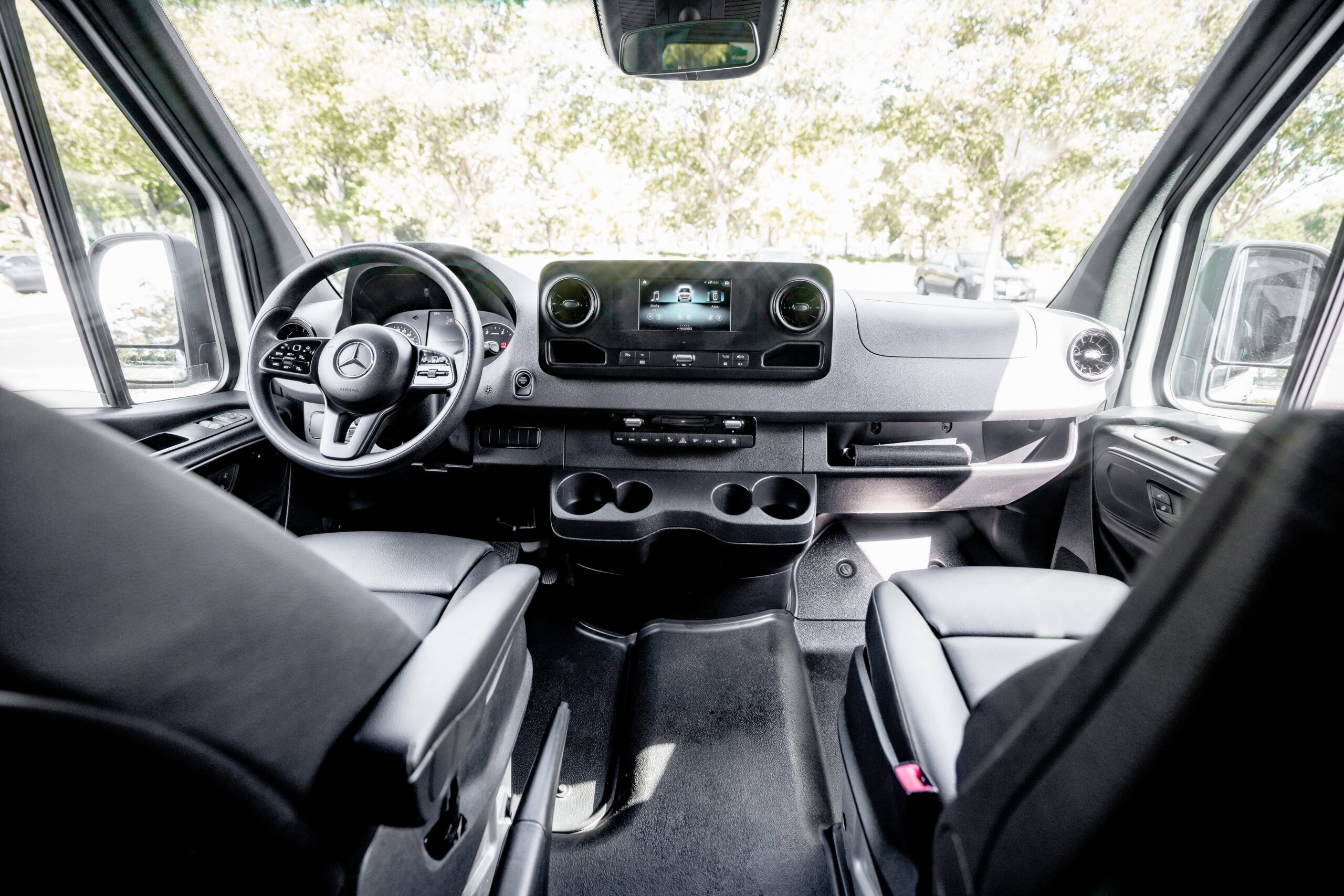 
								2024 Silver Mercedes Sprinter full									