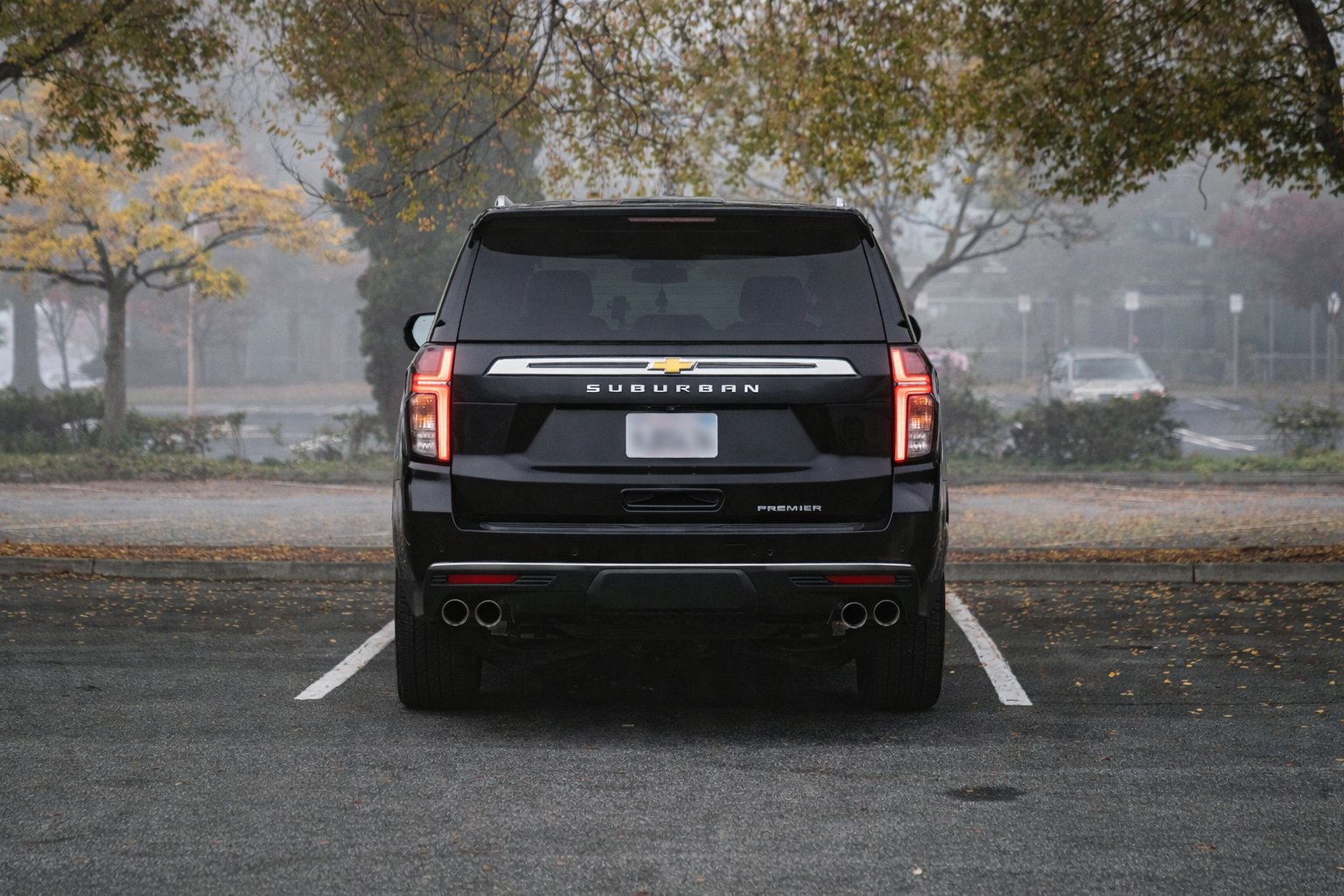 
								2023 Suburban Black LS 2WD full									