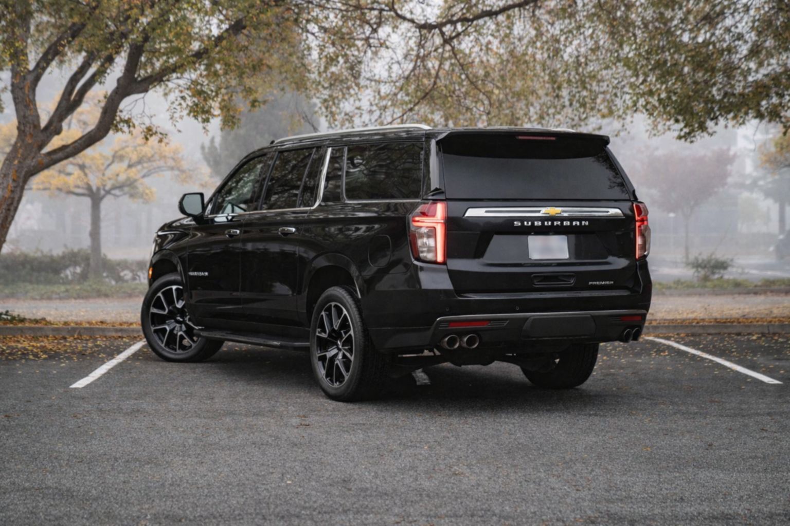 
								2023 Suburban Black LS 2WD full									