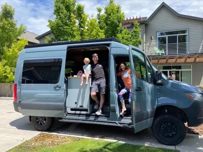 How to Choose the Right Car for Your Road Trip: 9 Smart Tips for Comfort, Safety & Happy Kids