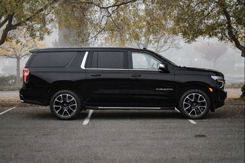 
								2023 Suburban Black LS 2WD full									