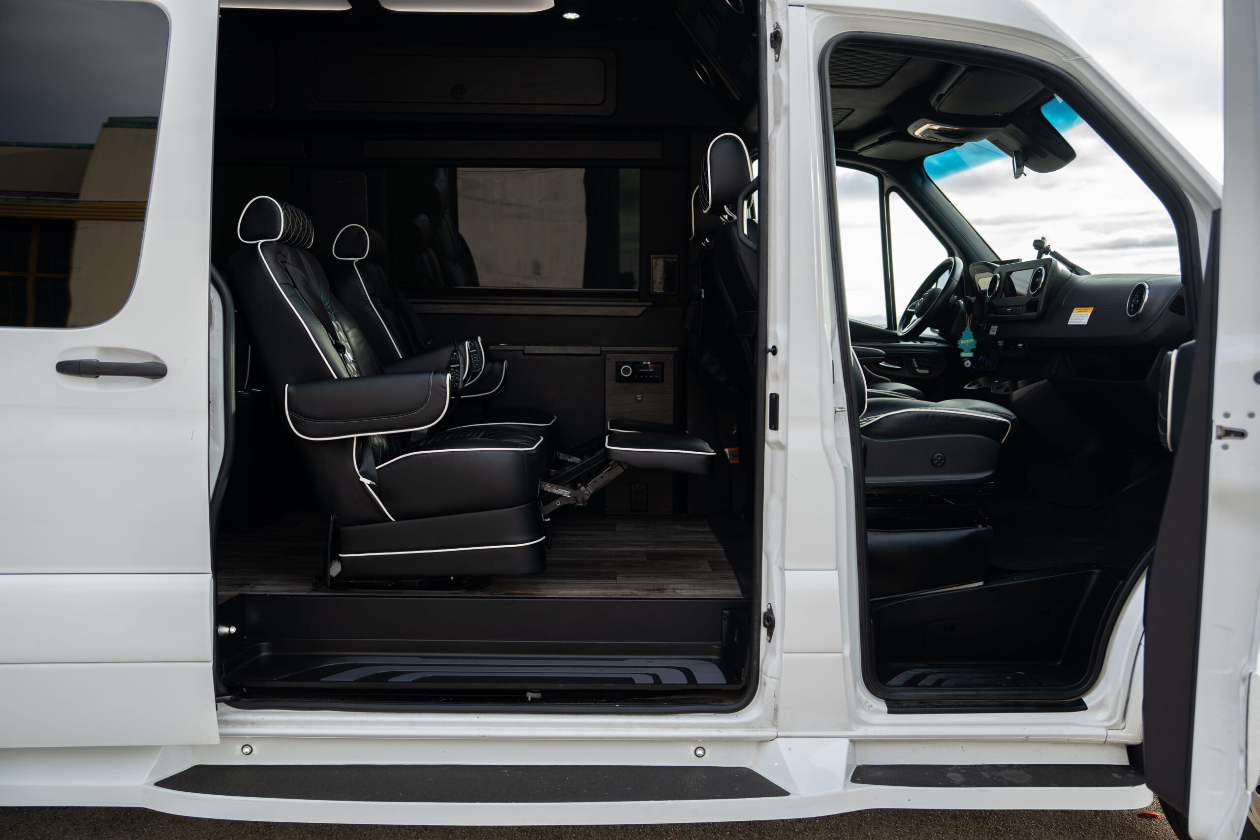 
								2023 Mercedes Benz Sprinter 3500 Luxe Edition full									