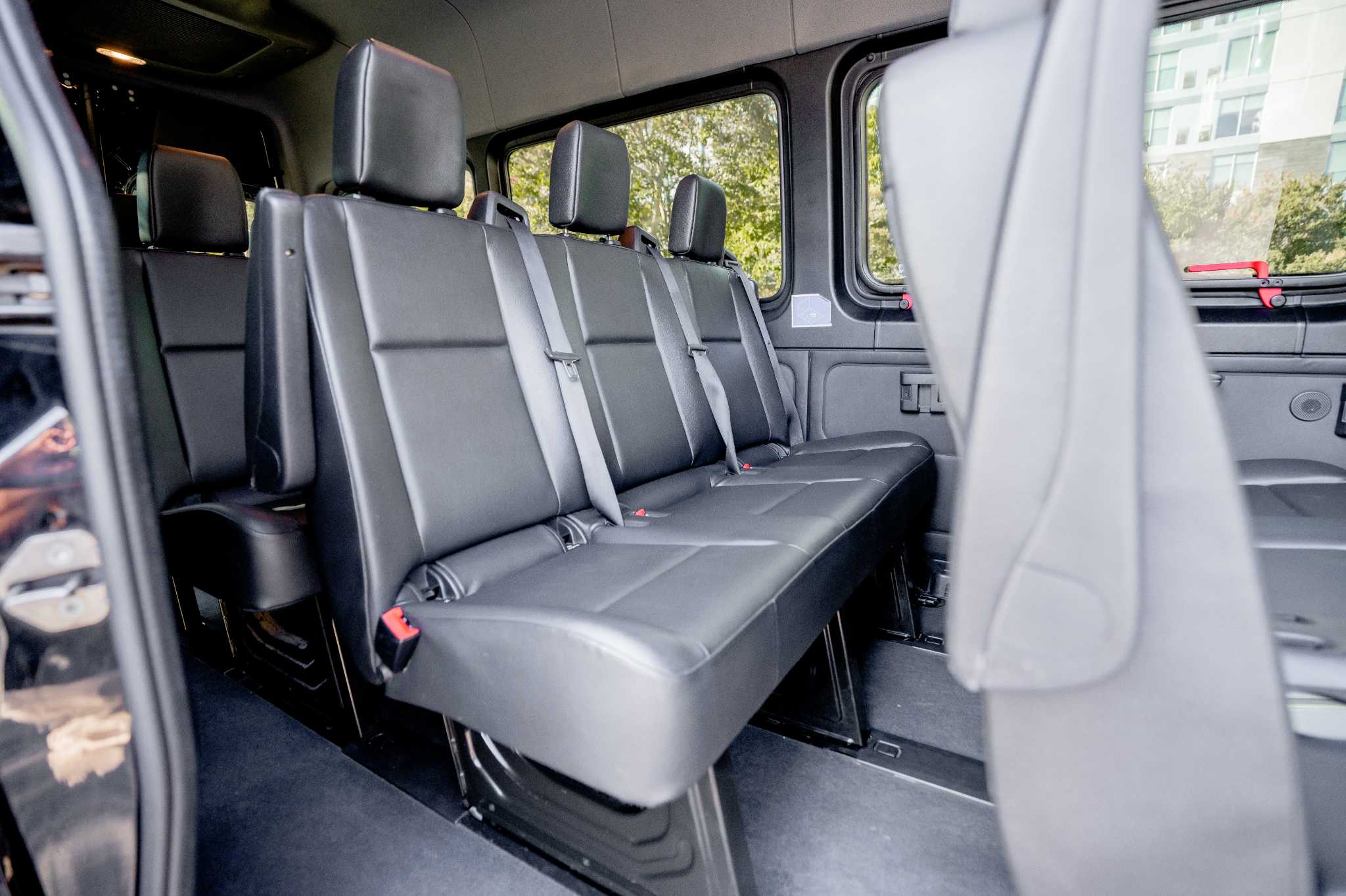 
								2024 Black Sprinter 2500 full									