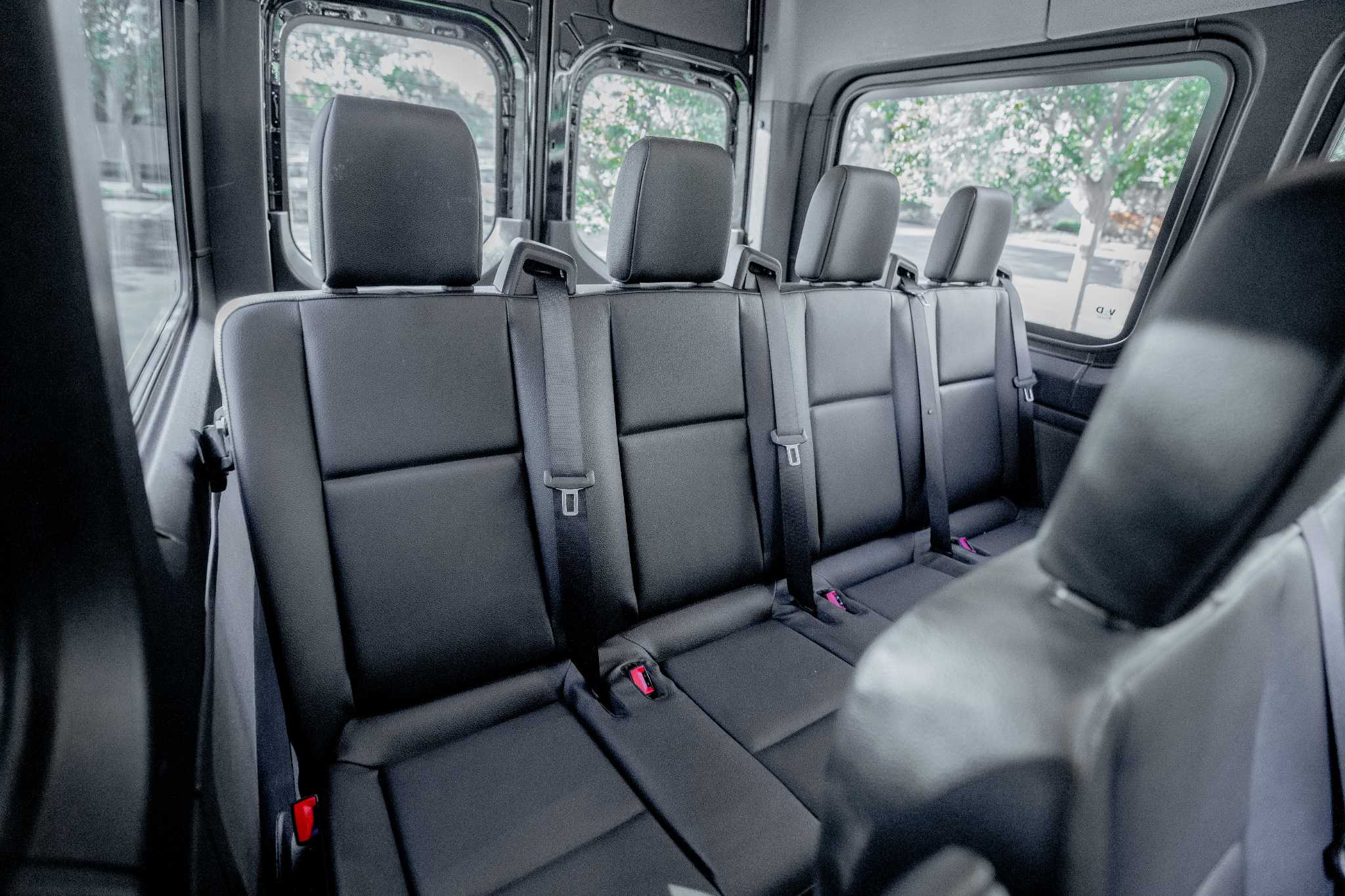 
								2024 Black Sprinter 2500 full									