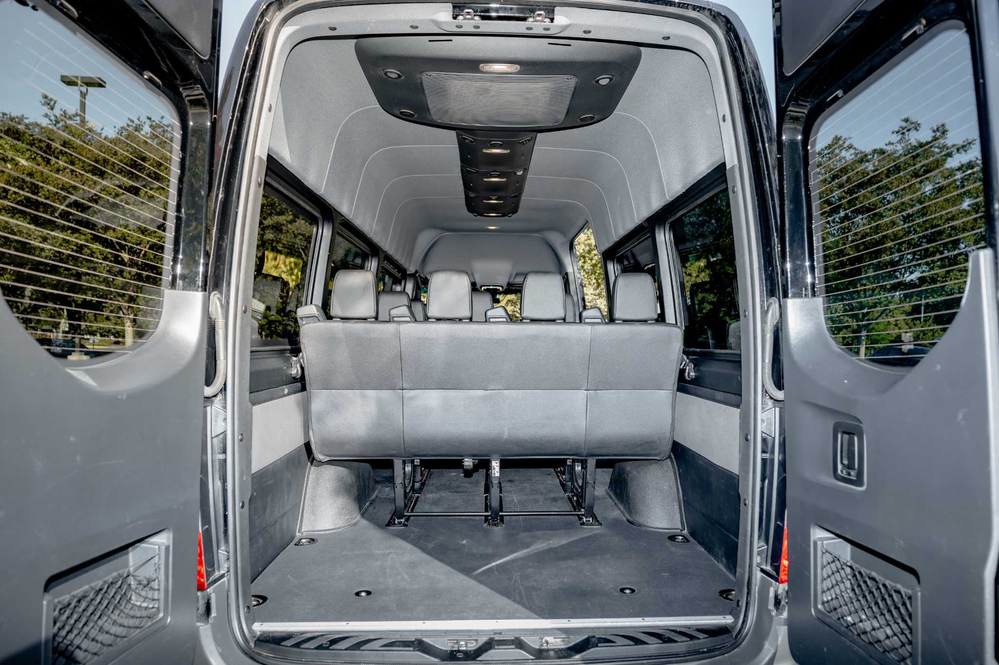 
								2024 Black Sprinter 2500 full									