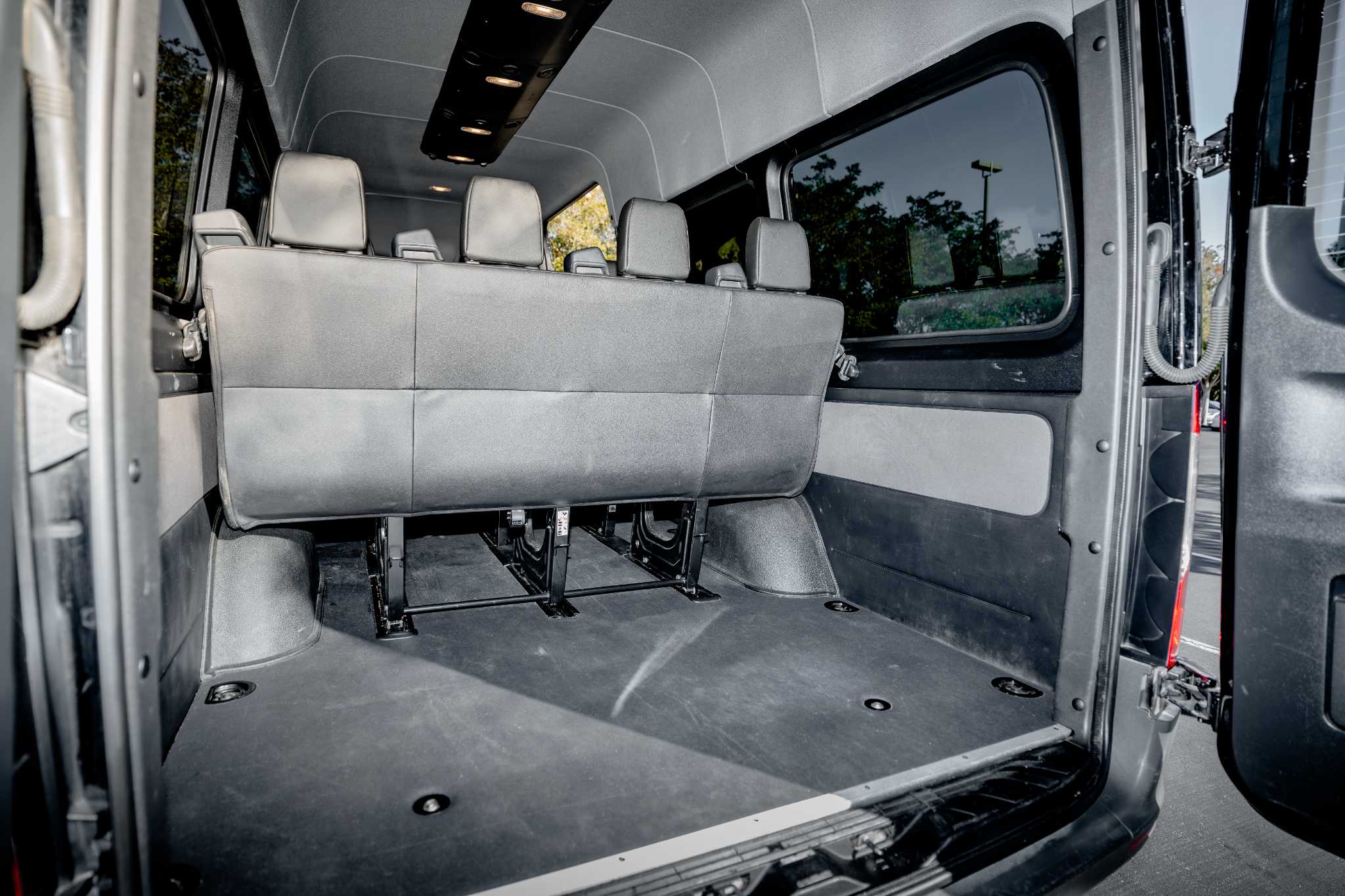 
								2024 Black Sprinter 2500 full									