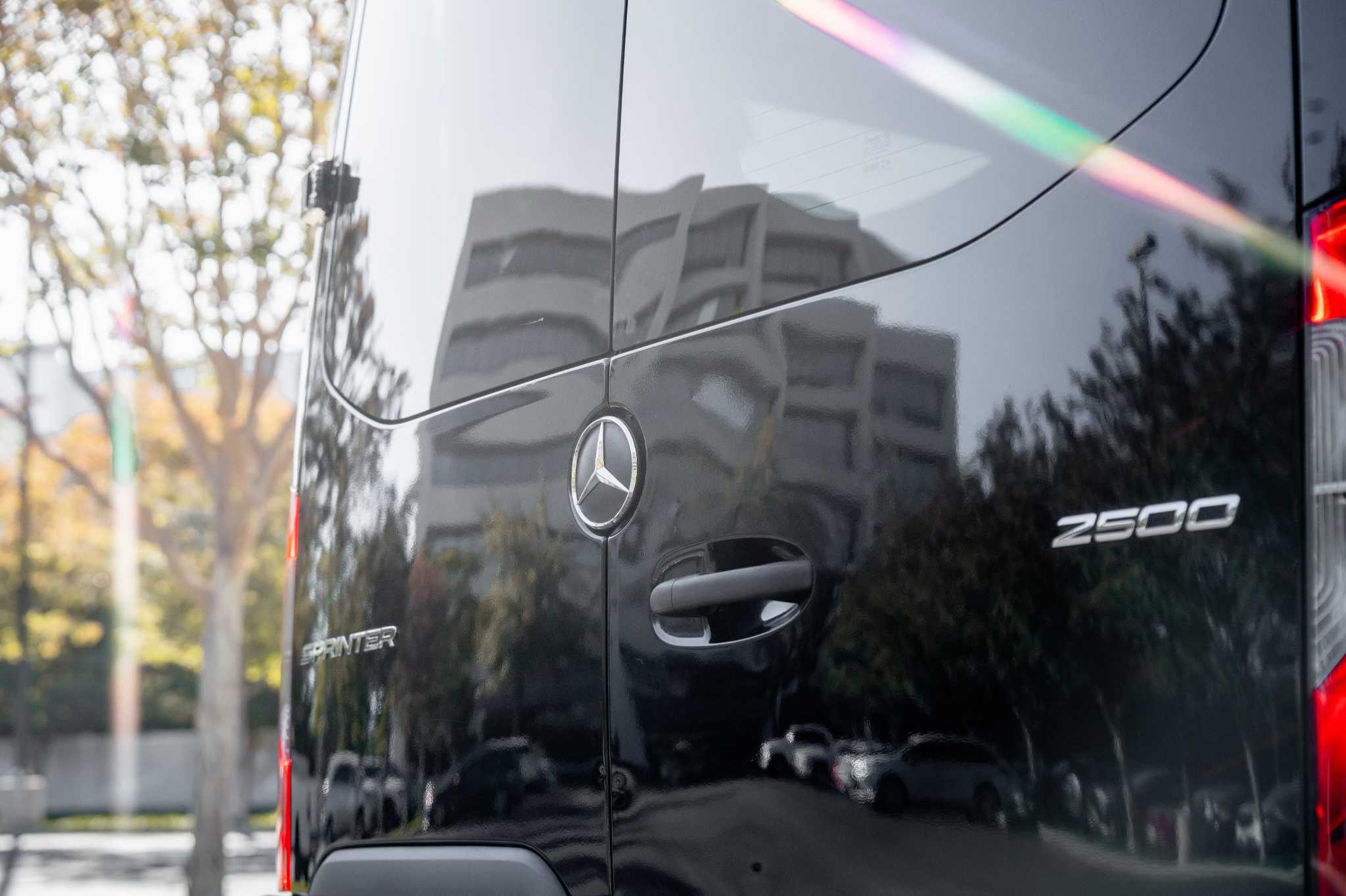 
								2024 Black Sprinter 2500 full									