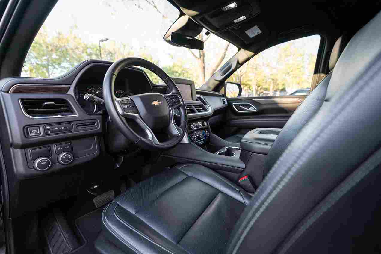 
								2023 Suburban Black LS 2WD full									