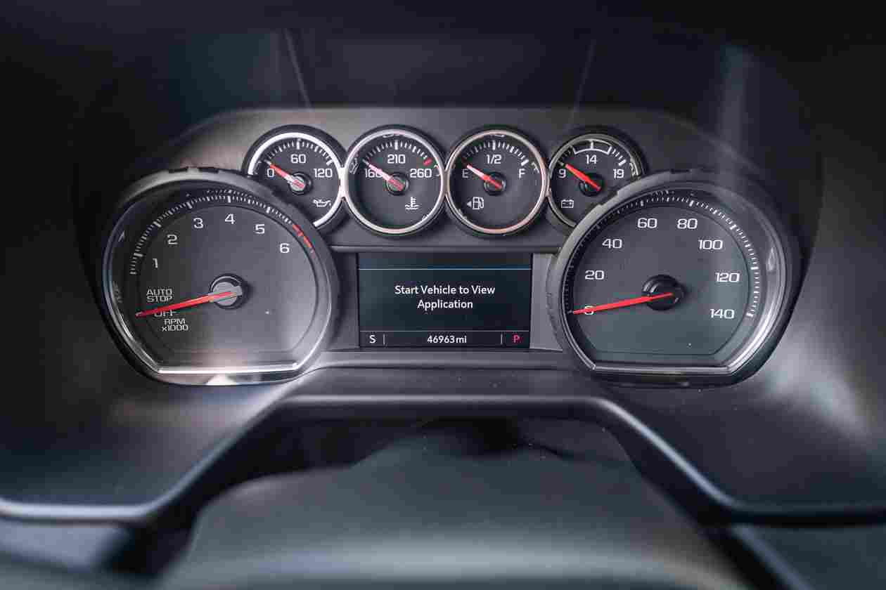 
								2023 Suburban Black LS 2WD full									