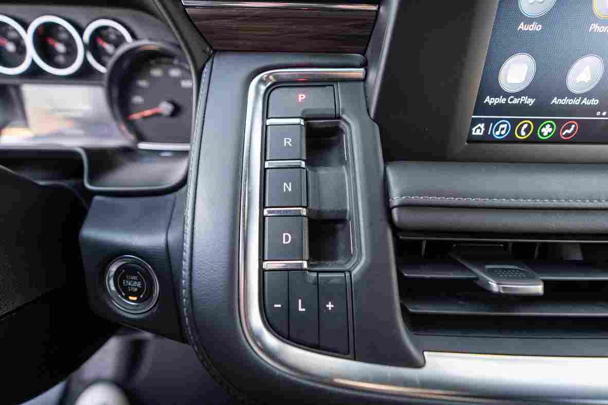 
								2023 Suburban Black LS 2WD full									