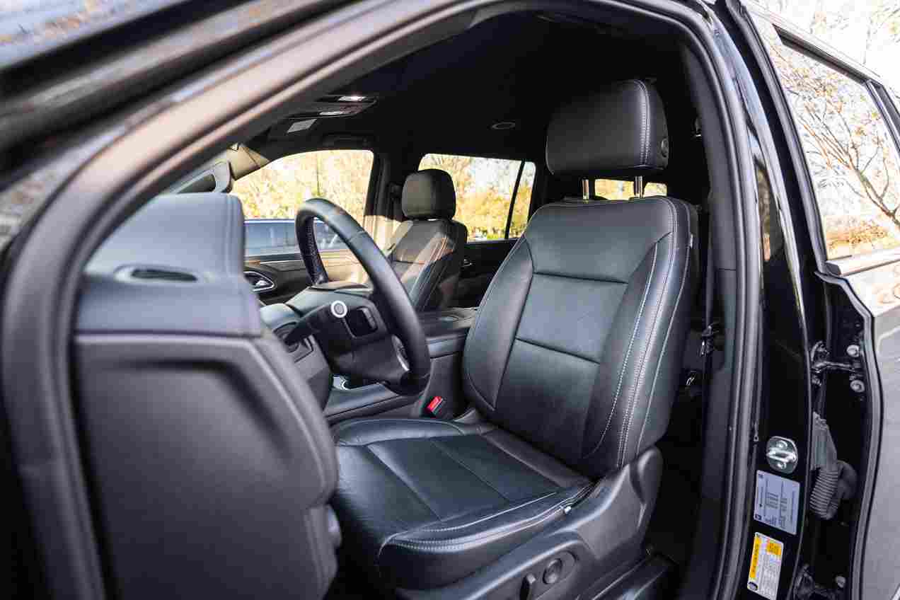 
								2023 Suburban Black LS 2WD full									