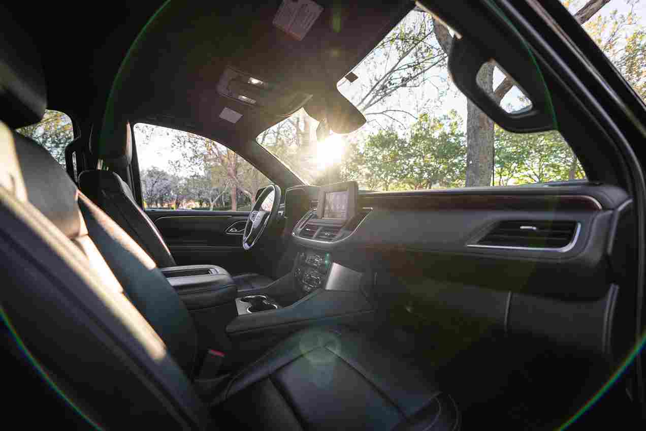 
								2023 Suburban Black LS 2WD full									