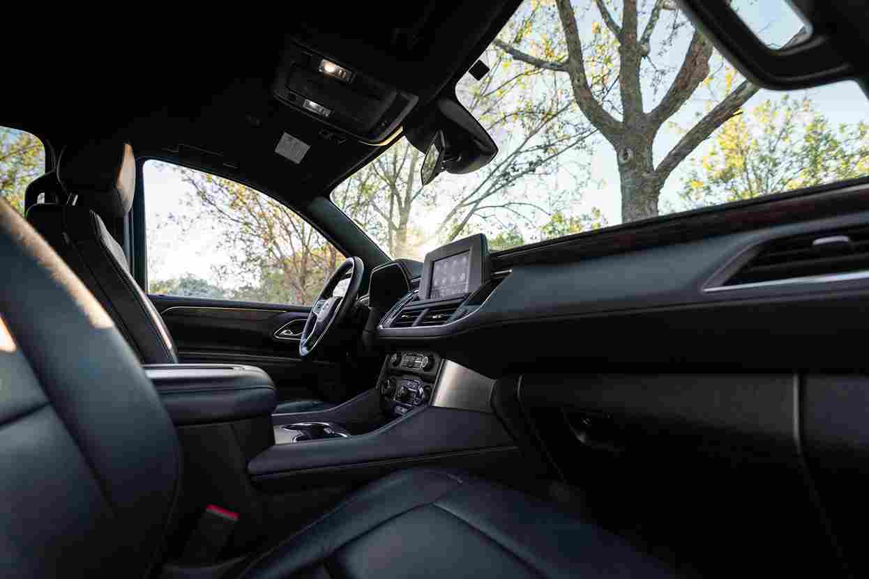 
								2023 Suburban Black LS 2WD full									