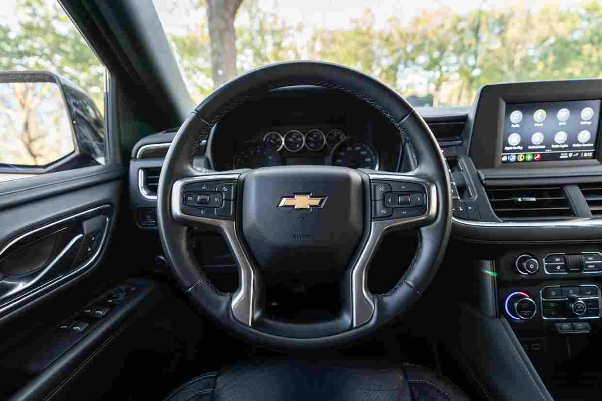 
								2023 Suburban Black LS 2WD full									