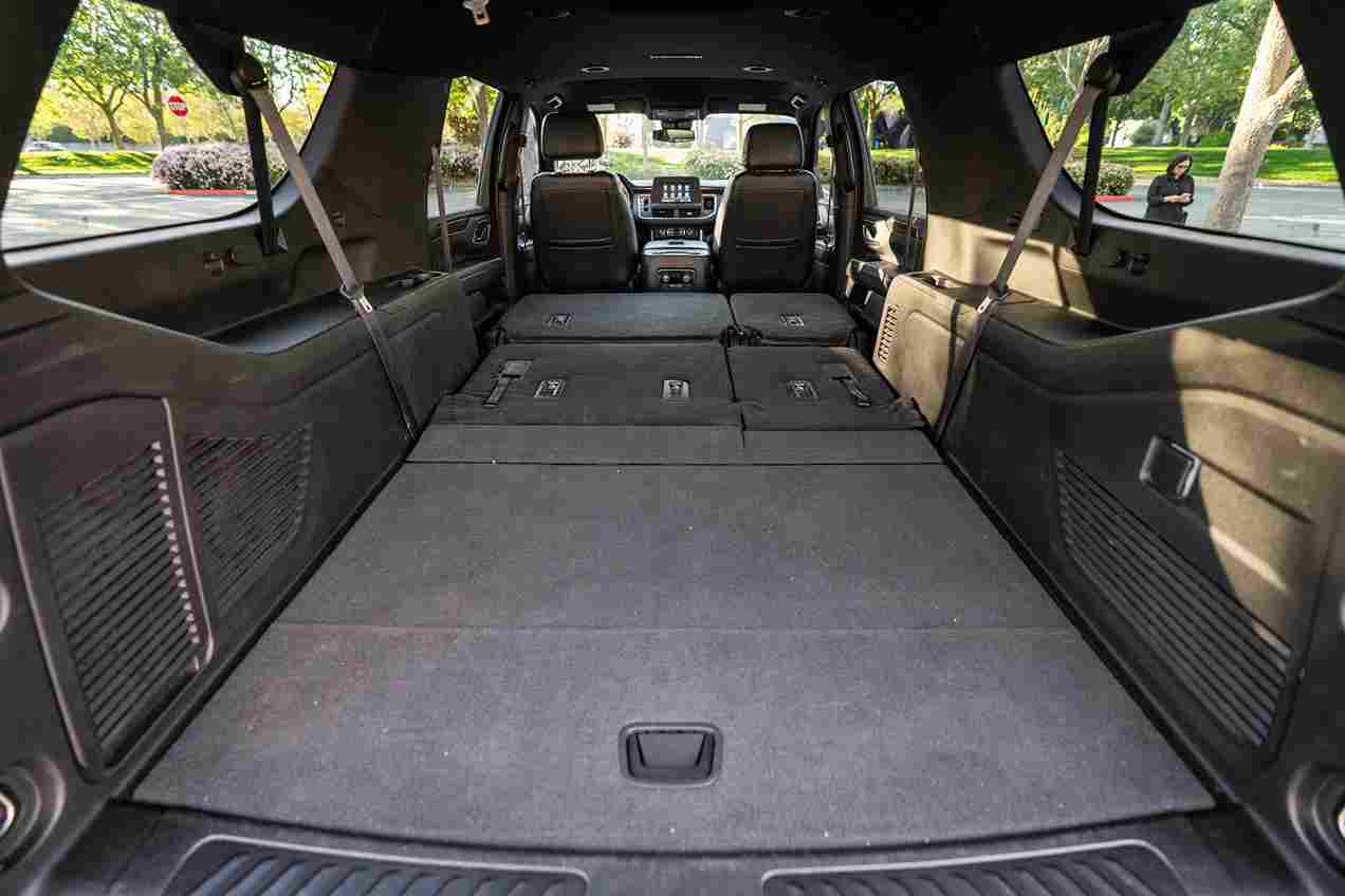 
								2023 Suburban Black LS 2WD full									