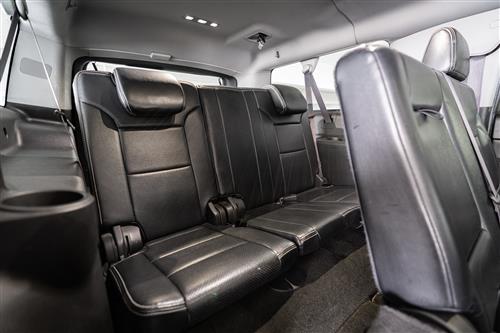 
								2023 Suburban Black LS 2WD full									