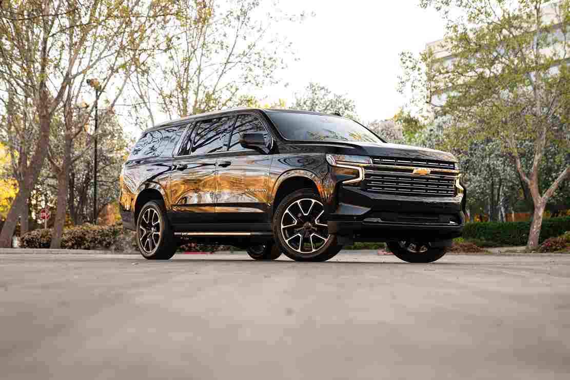 
								2023 Suburban Black LS 2WD full									