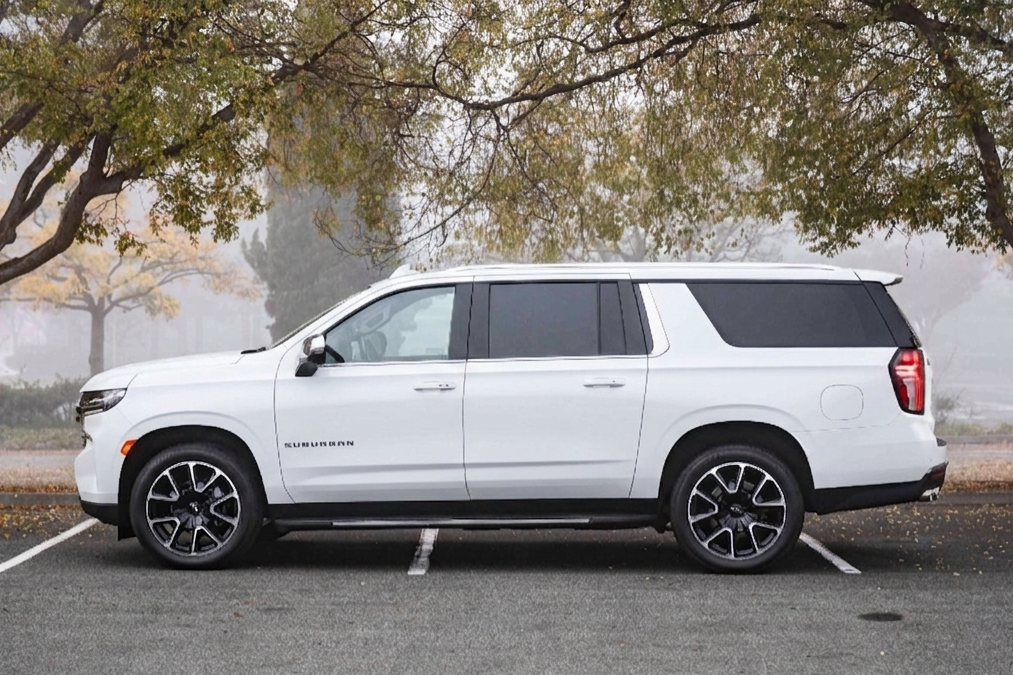 
								2024 Chevrolet Suburban LT full									