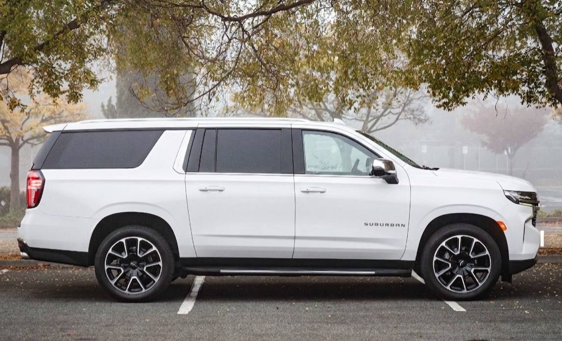 
								2024 Chevrolet Suburban LT full									